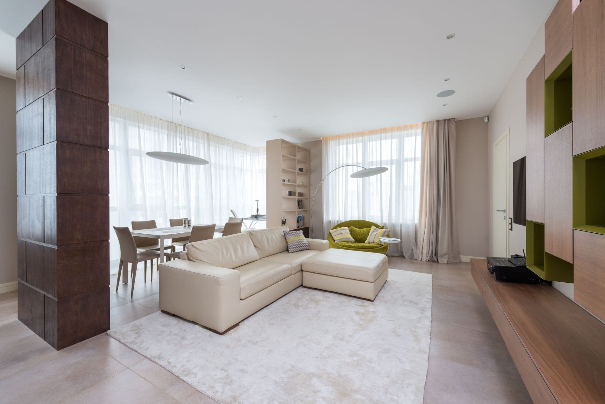 A living area with carpet and blinds